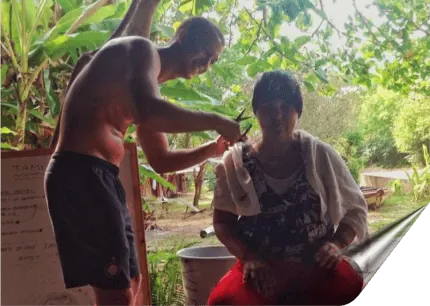 Hugo cortando cabelo durante a viagem à Amazônia