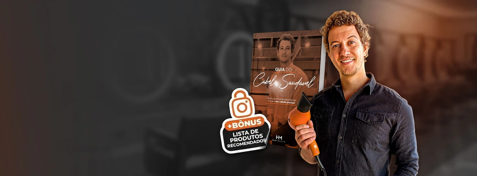 Hugo Mazetto segurando o Guia do Cabelo Saudável
